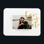 Datumsparande för dagens foto Guld Bröllop Magnet<br><div class="desc">Designen innehåller ditt fantastisk-foto med Spara datumfrasen i ett modernt guld-skript.  Anpassa enkelt med viktig valfri information.  Jag vill berömma alla moderna bröllop-teman och alla säsonger.</div>