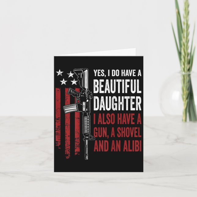 Daughter Gun Shovel Alibi - Funny Mom Dad Guns Jok Kort (Framsida)