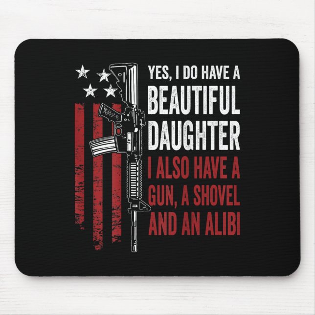 Daughter Gun Shovel Alibi - Funny Mom Dad Guns Jok Musmatta (Framsidan)