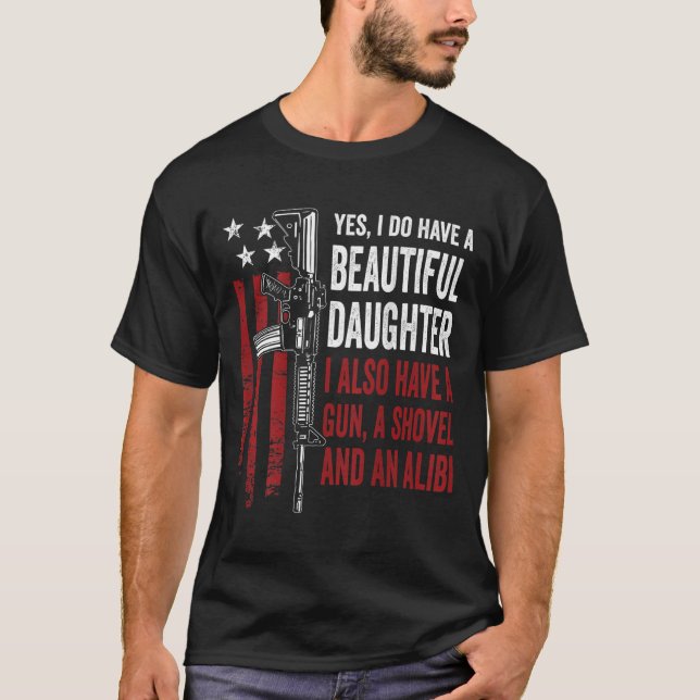 Daughter Gun Shovel Alibi - Funny Mom Dad Guns Jok T Shirt (Framsida)