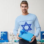 David 1-stjärna t shirt<br><div class="desc">Blåblå t-shirt med lång sleeve med en royal blå stjärna av David och en blå dubbla av royalet av hög och grund gräns. Se hela uppsamlingen av Hanukkah-apparatur i avsnittet HELGDAGAR.</div>