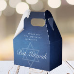 David Anpassningsbars moderna Bat mitzvah Party Bl Presentaskar<br><div class="desc">Vackra djupa skuggor av mörk blått skapar ett struktur som vatten på denna formella Bat mitzvah partiaffär. Elegantens vita minimalistskript med din dotters namn på den subtila stjärnan av David för ett judiskt firande.</div>