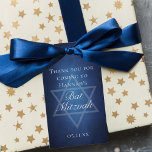 David Anpassningsbars moderna Bat mitzvah Party Bl Presentetikett<br><div class="desc">Vackra mörk blått skuggor skapar en struktur som vatten på denna formella märkre för Bat mitzvah party. Elegantens vita minimalistskript med din dotters namn på den subtila stjärnan av David för att fira hennes judiska födelse.</div>
