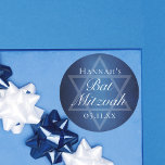 David Anpassningsbars moderna Bat mitzvah Party Bl Runt Klistermärke<br><div class="desc">Vackra djupa skuggor av mörk blått skapar ett struktur som vatten på detta formella Bat mitzvah klistermärke för party. Elegantens vita minimalistskript på en utskrift med din dotters namn på den subtila stjärnan av David för att fira din judiska dotters ålder.</div>