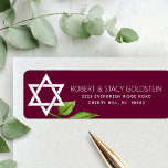 David Burgundy-Returadressens bat mitzvah stjärna Returadress Etikett<br><div class="desc">Var stolt, gladd och visa den här milstolpen av din favoritBat mitzvah med den här sofistikerade, personligens returadressetikett! En vit stjärna av David, vattenfärgen löv och modern serif-typ täcker över en burgundisk bakgrund. Anpassa anpassningsbarna med ditt namn och adress. Garanterad att lägga till snyggt roligt till all korrespondens! Matchande inbjudan,...</div>