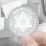 David Faux Silver Foil-Returadressens stjärna Runt Klistermärke<br><div class="desc">Lägg till helgdag, inbjudan eller tack för perfekt som avslutar beröring med dessa glandiga returetiketter av elegant och faux foil från silver / kuvertförseglingar. All text kan enkelt anpassas med namn och adress. Utformningen har en geometrisk stjärna av David i snyggt med en enkel modern typografi i en chic. Perfekt...</div>