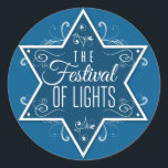 David Festival av Ljus Blue Hanukkah Runt Klistermärke<br><div class="desc">En stor koboltblå stjärna av David står biet i fokus för detta klistermärke med ljusblå bakgrund. Orden "Festival of Ljus" skriver ut inuti stjärnan med både invändig strålning och utstrålning från stjärnan för att göra en underbar Hanukkah-tjänst. Underbar som kuvert eller presentförsegling eller utställd tjänst. Finns i alternativ färg med...</div>