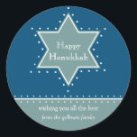 David Hanukkah Gift Message Sticker stjärna Runt Klistermärke<br><div class="desc">Dagens bästa pris - 7 oktober,  2010 En David-stjärna som skisserats av vita prickar fungerar som ram för ert personliga budskap i helgdag. Vilket underbart Hanukkah-klistermärke till ställe på gåvor till ditt barns lärare,  brevbäraren,  doorman eller leveransmänniska. Finns i alternativ färg med motsvarande fotokort,  etiketter,  porto och mycket annat.</div>