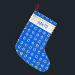 David Hanukkah Mönster Blue CUSTOMIZE IT-stjärnan Liten Julstrumpa<br><div class="desc">Anpassa lagret med namn eller annan text. Visa kärlek för helgdagarna. Hand plockade efter mig! Kolla i min butik efter massor av matchande artiklar som att slå pappert,  kuddar,  handdukar och presentpapper också!</div>
