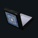 David KeepsakBox Jewish Firande Minnesask<br><div class="desc">Den här eleganten av David keepsaki-presentboxen har en vackert utformad trädesign med guld-accenter och ett komplicerat filigree som gränsar till stjärnan. Den här lådan är idealisk för små, meningsfulla judiska gåvor och är perfekt för Bat mitzvah, Pub Mitzvah, Hanukkah, Chanukah, judisk bröllop eller speciella judiska firande. En tidlös och tankfull...</div>