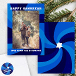 David LYCKLIG HANUKKAH-ANPASSNINGSBARNAS moderna S Julkort<br><div class="desc">Perfekt kort för att skicka en judisk firande! Hand skapade konst åt dig. FULLT ANPASSADE! Klicka på "Anpassa" ovan om du vill redigera texten och lägga till ett foto. Klicka på "Redigera med verktyg" för att justera typsnitt, färg och placeringar. Utformningen är också tillgänglig som digital nedladdning för att skicka...</div>