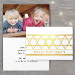 David Lycklig Hanukkah Modern Simple 1 Photo Folierat Kort<br><div class="desc">Skicka elegant Lycklig Hanukkah önskemål med ett modernt anpassningsbar-foto-vikt kort. Alla formuleringar i den här mallen är enkla att anpassa. Den svarta,  vita och guld-foliedesignen har en geometrisk stjärna av David-design,  minimalistisk vintage-dekotypografi och ett foto efter eget val. Familj och vänner kommer att visa snyggtens anpassade helgdag-kort i kärlek.</div>