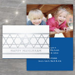 David Lycklig Hanukkah Techelet Blue 1 Photo Folierat Kort<br><div class="desc">Skicka elegant Lycklig Hanukkah önskemål med ett modernt anpassningsbar-foto-vikt kort. Alla formuleringar i den här mallen är enkla att anpassa. Formgivningen av teheletblått, vitt och silver har en geometrisk stjärna av David-design, minimalistisk vintage-konsthanttypografi och ett foto efter eget val. Familj och vänner kommer att visa snyggtens anpassade helgdag-kort i kärlek....</div>