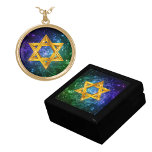 David - Magen David Guldpläterat Halsband<br><div class="desc">Djupblått,  lila och grönt galaxi med David Star. Använd den här bilden på halsbandet stil efter eget val och lägg till öronringarna för att slutföra uppsättningen. Motsvarande smyckeskrin säljs separat.</div>