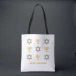 David Menorah HANUKKAH-stjärna Tygkasse<br><div class="desc">Den moderna LYCKLIG HANUKKAH-väskan med ANPASSADE, som visar Faux guld och silver STAR OF DAVID och MENORAH. Texten läser LYCKLIG HANUKKAH med en platshållare namn och är ANPASSADE, så du kan PERSONALISERA den genom att lägga till ditt namn eller annan text. Idealisk för Hanukkah firande, och med anpassning kan den...</div>