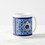 David och Menorah Hanukkah Gift Mugg<br><div class="desc">Silver Foil Star of David and Menorah design Hanukkah Gift Mugg. Matchningskort och gåvor tillgängliga i de judiska Helgdagarna | Hanukkah Kategori för vår butik.</div>