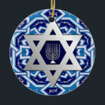 David och Menorah Hanukkah Gift-stjärnan Julgransprydnad Keramik<br><div class="desc">Lycklig Hanukkah | Lycklig Chanukah. Silver Foil Star från David och Menorah Design Hanukkah Gift-prydnader med personlig och år. Matchningskort och gåvor finns tillgängliga i de judiska Helgdagarna/Hanukkah-kategorin i vår butik.</div>