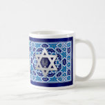 David och Menorah Hanukkah Gift-stjärnan Kaffemugg<br><div class="desc">Silver Foil Star of David and Menorah design Hanukkah,  Rosh Hashanah,  Passover,  alla judiska Helgdag eller Firande Gift Mugg. Matchningskort och gåvor finns tillgängliga i de judiska Helgdagarna/Hanukkah-kategorin i vår butik.</div>