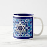 David och Menorah Jewish Helgdagars Gift Två-Tonad Mugg<br><div class="desc">Silver Foil Star of David and Menorah design Hanukkah,  Rosh Hashanah,  Passover,  alla judiska Helgdag eller Firande Gift Mugg. Matchningskort och gåvor finns tillgängliga i de judiska Helgdagarna/Hanukkah-kategorin i vår butik.</div>