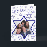 David Photo Ram Hanukkah, stjärnan för Festive Rol Helgkort<br><div class="desc">Det här kortet för roligt är ett underbart sätt att önska dina vänner och familj en Lycklig Hanukkah. En snygg design med en David-stjärna som är ett foto-ram där du kan ladda upp ett bild. Bakgrunden är en spridning av små stjärnor från David som liknar snöflingor. Kreativet kan säga Lycklig...</div>