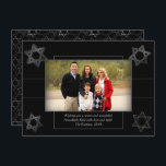 David Photos moderna Hanukkah Monochromstjärna Julkort<br><div class="desc">Minimal klassisk svart Pub/Bat mitzvah och Hanukkah moderna stjärnan av David mot en solid bakgrund skapar en elegant,  sofistikerad design. Om du vill ha mer information om färg eller matchande produkter kan du gå till JustFharryn @ Zazzle.com eller kontakta designern,  c/o Fharryn@yahoo.com Alla höger reserverade. #zazzlemade #christmasdecor</div>