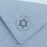 David Round Returadresss stjärna Självfärgande Stämpel<br><div class="desc">Lägg till en elegant till all din helgdag-korrespondens eller pub och bat mitzvah inbjudningar till vår chic runt returadress frimärke,  med en enkel och modern David-stjärna som omges av ditt efternamn och din returadress.</div>