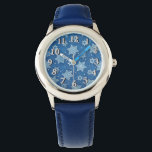 David sköldar armbandsur<br><div class="desc">Barns blåa läderbandsur av rostfritt stål med en bild av David (eller David Stars av David) på blått. Silver klocka ansikte som tillval. Se matchande runda knappar och rund nyckelkedja för grundläggande knappar. Se hela Hanukkah Watch-samlingen under kategorin ACCESSORIES i avsnittet HELGDAGAR.</div>