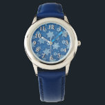David sköldar armbandsur<br><div class="desc">Barns blåa läderbandsur av rostfritt stål med en bild av David (eller David Stars av David) på blått. Silver klocka ansikte som tillval. Se matchande runda knappar och rund nyckelkedja för grundläggande knappar. Se hela Hanukkah Watch-samlingen under kategorin ACCESSORIES i avsnittet HELGDAGAR.</div>