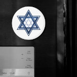 David stjärna | Klassisk blå modern minimal Magnet<br><div class="desc">Minimal klassisk blå Pub/Bat mitzvah och Hanukkah moderna stjärnan av David mot en vit bakgrund skapar en elegant,  sofistikerad utformning. Om du vill ha mer information om färg eller matchande produkter går du till JustFharryn @ Zazzle.com. Alla höger reserverade. #zazzlemade</div>