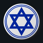 David stjärna knapp<br><div class="desc">Rund knapp med en bild av royalets blå stjärna av David och royalets blå dubbla gräns på vitt. Se hela samlingen Hanukkah Buttons & Stift under kategorin ACCESSORIES i avsnittet HELGDAGAR.</div>