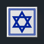 David stjärna knapp<br><div class="desc">Knappen Fyrkantig med en bild av en royal blå stjärna av David och royalets blå dubbla gräns. Se matchande runda knapp,  runda tecken,  stora runda toppstyrda nyckelkedjor i metall,  rund halsband och vrickklocka. Se hela samlingen av Hanukkah Buttons & Stift i avsnittet HELGDAGAR.</div>