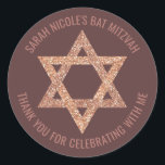David Tack stjärna bat mitzvah Ro Guld Runt Klistermärke<br><div class="desc">Alla texter på dessa rundklistermärken kan anpassas skapar dessa faux ro glitter Stjärna i David kuvertsälar perfekt för Bat mitzvah Tack eller för tillfälle som du vill anpassa dem till. Magen David tog bilder från riktiga glitter mot en mörk med två textmallar som omger den med ett enkelt rosa ro...</div>