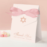 David Tack stjärna bat mitzvah Rosa ros Guld Presentaskar<br><div class="desc">En rosa och ro guld-favoritbox för en flickas bat mitzvah. På klappen har den (faux) ro guld-stjärnan David. Meddelandet Tack är skrivet i den nedre delen,  i ett skript i elegant ro guld,  i tillfälle och datumet är skrivet med liknande färgader under det. Bakgrunden är  rosa.</div>