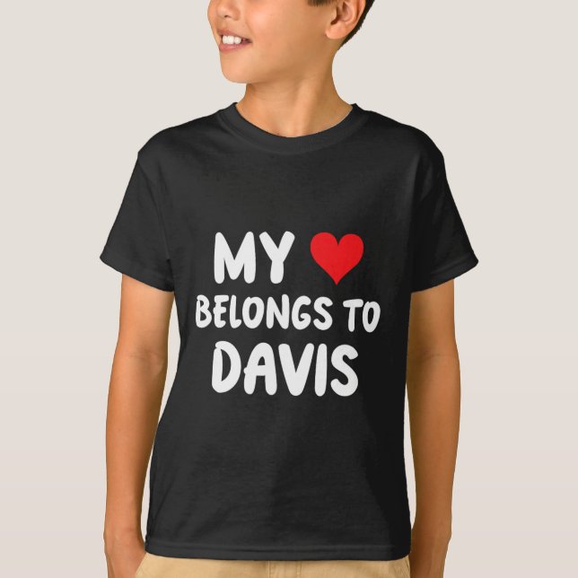 Davis - Mina Tillhör till Davis - Kärlek T Shirt (Framsida)
