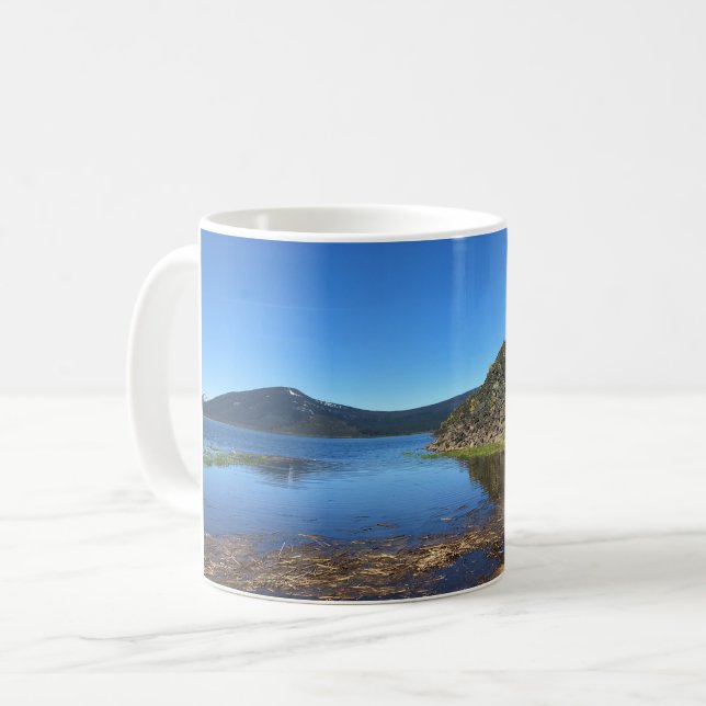 Davis Sjö med Lava Sten, Oregon Kaffemugg (Framsida vänster)