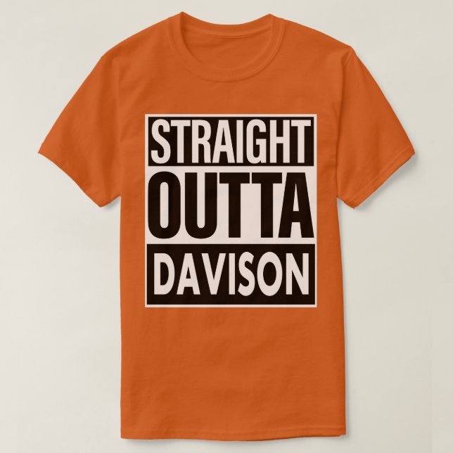 Davison Namn Rak Outta Davison T Shirt (Design framsida)