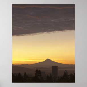 Dawn himlar over Portland and Mt. Huva, Oregon Poster