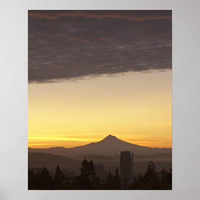 Dawn himlar over Portland and Mt. Huva, Oregon Poster (Framsidan)