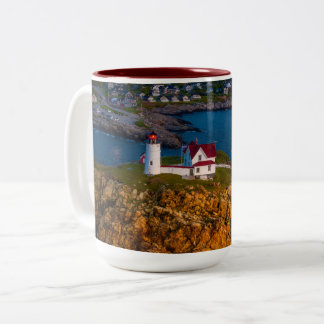 Dawns Light bryter på Nubble's Rocky Shreline Två-Tonad Mugg
