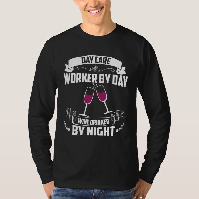 Day Care Worker By Day Wine Drinker By Night T Shirt (Framsida)