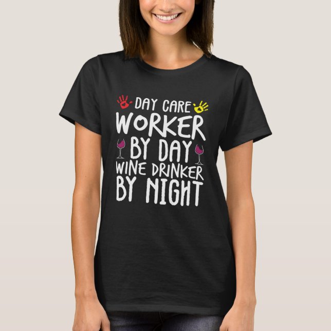 Day Care Worker By Day Wine Drinker By Night T Shirt (Framsida)