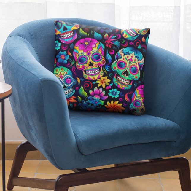 Day of the dead Neon Sugar Döskallar Kudde (Sugar skull pattern on home decor throw pillows. Bold colors for your home. )