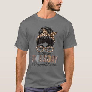 Daycare Director Messy Bun Leopard Lärde två T Shirt