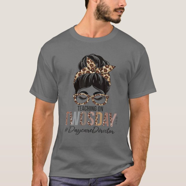 Daycare Director Messy Bun Leopard Lärde två T Shirt (Framsida)