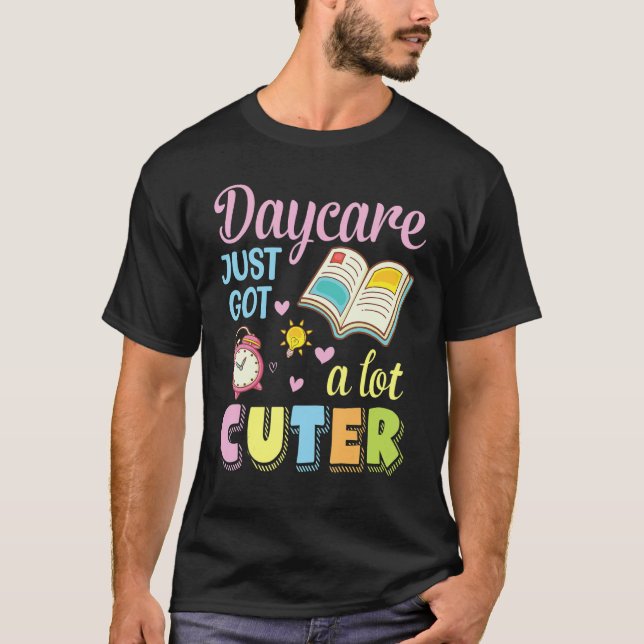 Daycare Just Har A Lot Cuter Student Teacher Back T Shirt (Framsida)