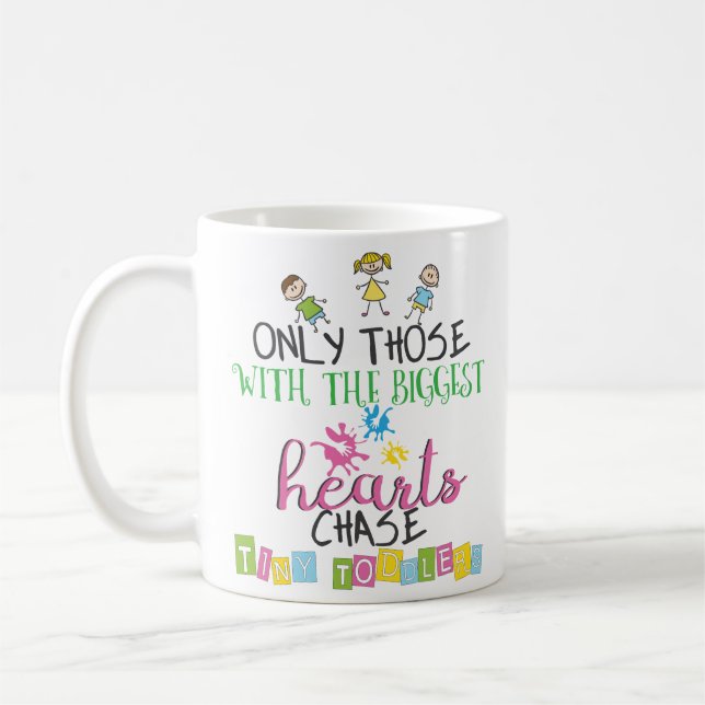 Daycarefamiljeförsörjaren bemannar den mycket små kaffemugg (Vänster)