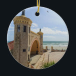 Daytona Beach Bandshell på Boardwalkprydnaden Julgransprydnad Keramik<br><div class="desc">Härligt objekt med den historiska Daytona Beach bandshellamphitheateren på boardwalken som helt byggas av coquinasnäckan från Atlanticet Ocean.</div>