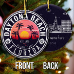 Daytona Beach Florida Retro Sunset Souvenirs 80-ta Julgransprydnad Keramik<br><div class="desc">Daytona Beach Florida Vintage 60-tal Souvenirs. Daytona Beach Florida - Retro Tropical Handflatan Träd under 60-årsjubileum gör en underbar julklapp eller födelsedagspresent till fläkt på Daytona Beach-stranden. Rundsommarbesöket är en gåva till perfekten älskare och det tropiska destinationsorten fläkt.</div>