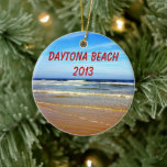 Daytona Beach prydnad Julgransprydnad Keramik<br><div class="desc">Fotografera av stranden på Daytona Beach,  Florida. Anpassadetext läser,  "Daytona Beach 2013" på bekläda och "den bäst semestern någonsin.", </div>