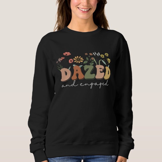 Dazed And Engaged Bachelorette Party Wildflowers R T Shirt (Framsida)